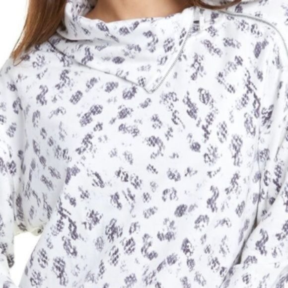 NWT Vince Camuto Snake Silhouettes Top-Size Small - Picture 4 of 7